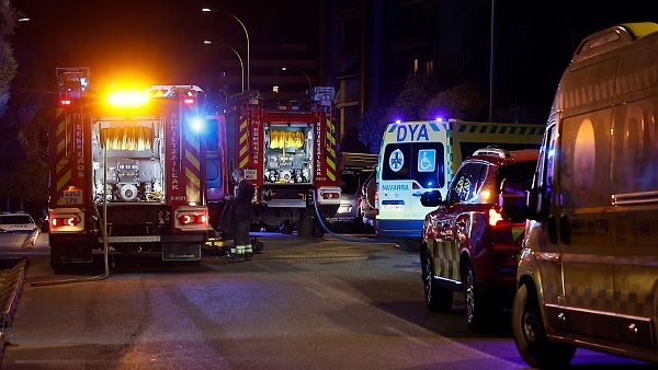 Una persona ha fallecido y siete han sido trasladadas al hospital por inhalaci�n de humo a consecuencia de un incendio declarado la noche de este s�bado en una habitaci�n de la residencia Padre Menni, en Pamplona.