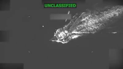 Captura de imagen del v�deo compartido por el Comando Sur (SOUTHCOM) en su p�gina de X. La `flecha' luminosa que se acerca a la lancha es la estela del misil que va a destruirla.