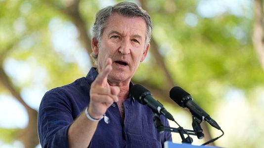 El presidente del PP, Alberto N��ez Feijoo, interviene durante un acto del partido en Badalona, este domingo.