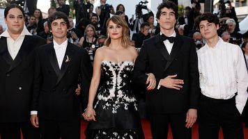 Fotograf�a de archivo, tomada en Cannes, que muestra a los directores Javier Ambrossi y Javier Calvo, junto a los actores "Carlos Gonzalez, Pen�lope Cruz, y Milo Quifes
