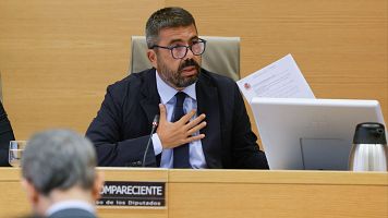 El presidente de la Generalitat valenciana en funciones Carlos Maz�n junto a la presidenta de la comisi�n de investigaci�n de la dana, Carmen Mart�nez Ram�rez en su primera comparecencia en el Congreso en Madrid