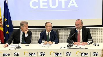 l presidente del Partido Popular, Alberto N��ez Feij�o; el presidente de la ciudad aut�noma de Ceuta, Juan Jes�s Vivas, y el presidente del EPP, Manfred Weber, durante una rueda de prensa