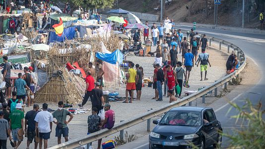 Migrantes en chabolas en la playa de Trampol�n de Ceuta el 19 de septiembre de 2026
