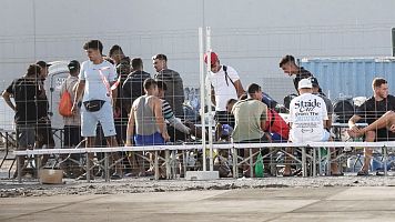 Migrantes instalados en el centro temporal del muelle de Poniente en el puerto de Ceuta