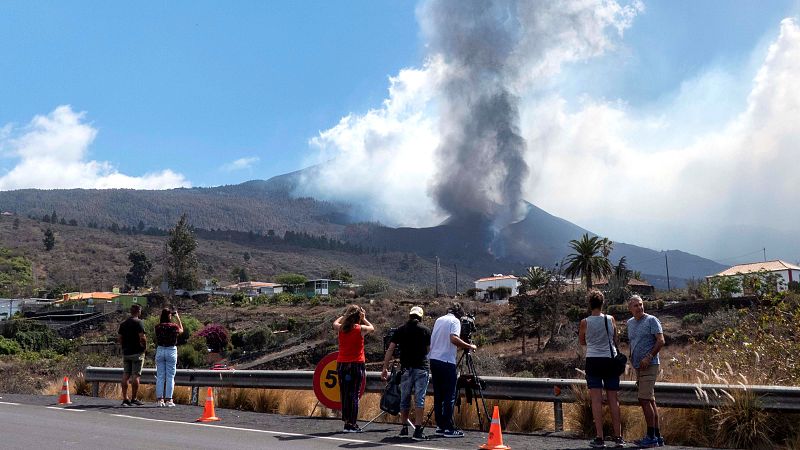 Vista general del volc�n en octubre de 2021, a los pocos d�as de la erupci�n