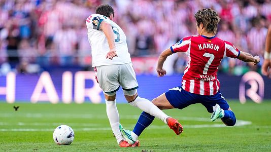 Fede Valverde recibe una entrada de Kang In durante el derbi Atl�tico de Madrid-Real Madrid de Liga.