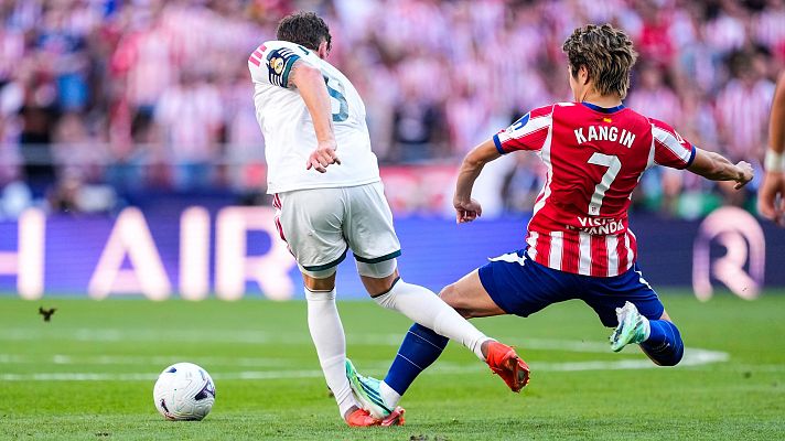 Fede Valverde recibe una entrada de Kang In durante el derbi Atl�tico de Madrid-Real Madrid de Liga.