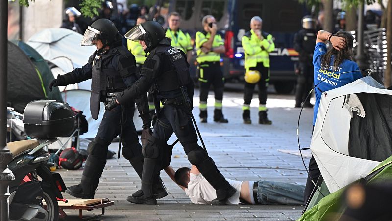 Directo | Centenares de personas intentan parar el desahucio de Maricarmen en Madrid: "La jueza ha dado orden de ejecutarlo"