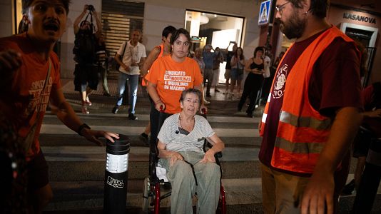 Varias personas durante una concentraci�n bajo el lema ?Mari Carmen se queda?, en Madrid, junto a la afectada.