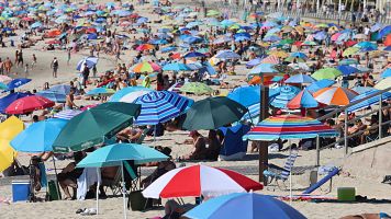 Decenas de ba�istas disfrutan del domingo en la playa de Samil de Vigo