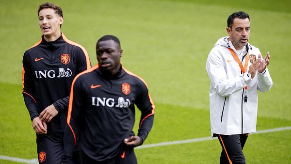 Xavi Hern�ndez, seleccionador de Pa�ses Bajos, junto a Ruben van Bommel y Brian Brobbey en un entrenamiento.