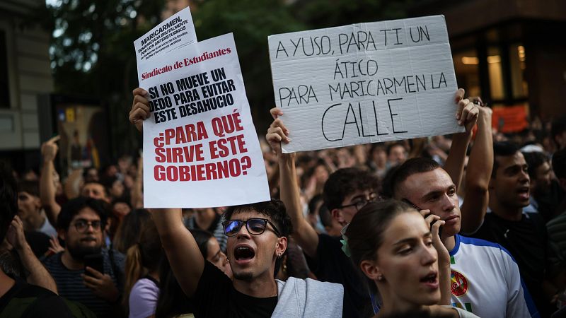 Decenas de personas durante una concentraci�n frente al �tico de Chamber� tras el desahucio de Maricarmen