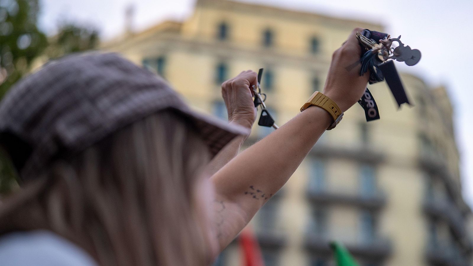 Decenas de personas muestran las llaves de su casa durante una concentración en apoyo a Maricarmen tras su desahucio en Madrid.