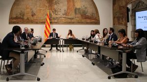 El president de la Generalitat, Salvador Illa, i la consellera d'Educaci�, Esther Niub�, a la reuni� amb els grups parlamentaris sobre educaci� al Palau de la Generalitat