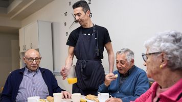 Hombre sirviendo el desayuno a residentes mayores en una residencia de ancianos - Fotograf�a de stock Se ve a un hombre sirviendo el desayuno a residentes mayores en una residencia de ancianos