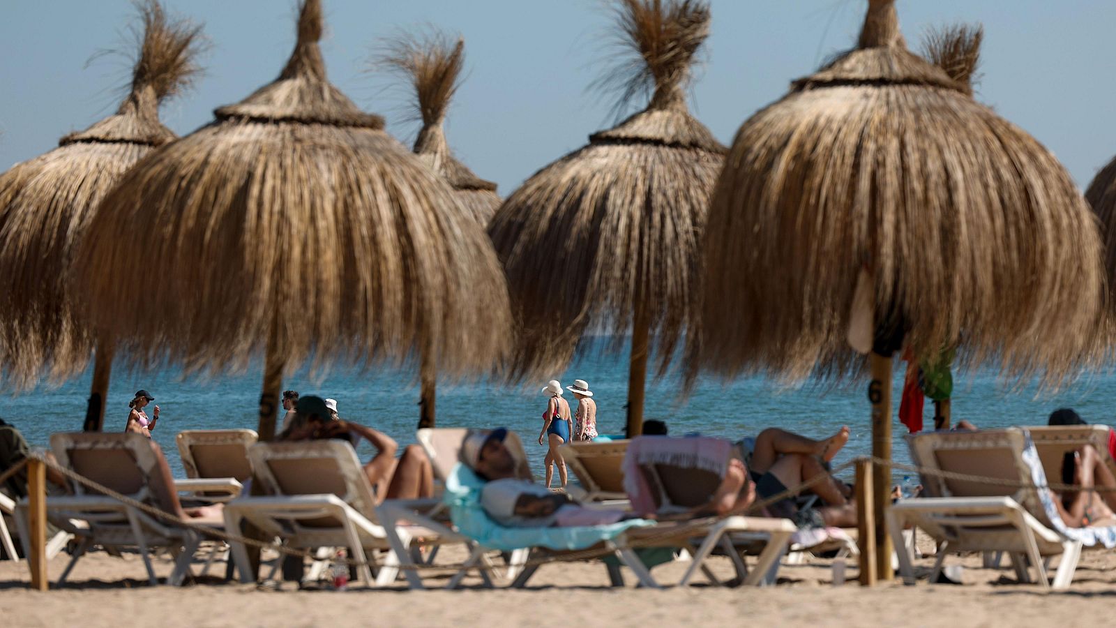 Vista general de la Playa de la Patacona. La Comunitat Valenciana encara el último fin de semana de septiembre con tiempo estable y poco nuboso.