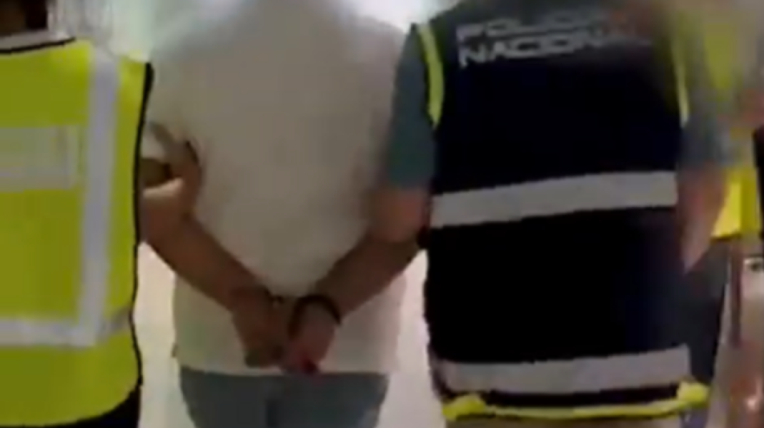 Moment de la detenci� a l'aeroport del Prat dels dos presumptes autors d'un delicte de tr�fic d'�ssers humans