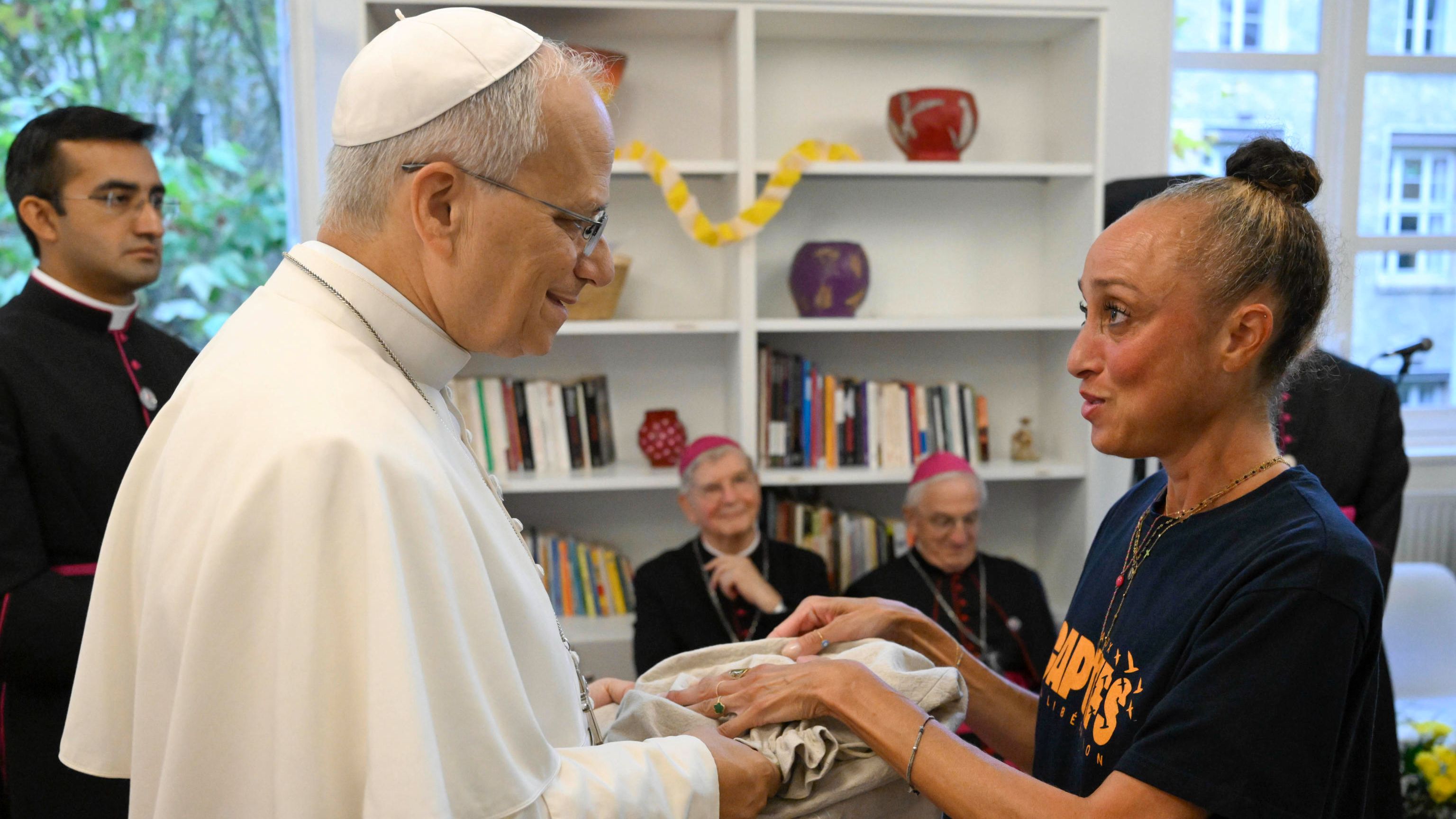 El papa visita un centro para inmigrantes en París