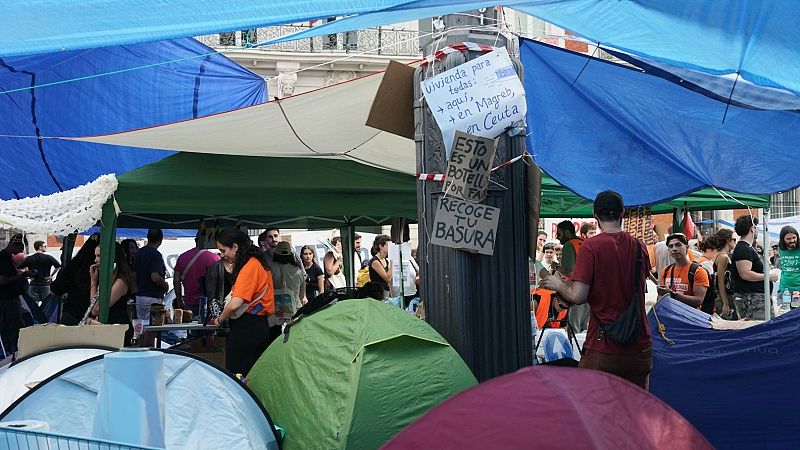 Acampada por el derecho a la vivienda y contra los desahucios en Sol, Madrid, este domingo