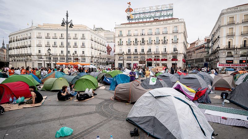 Última hora de la acampada en la Puerta del Sol de Madrid contra los desahucios, hoy en directo | Sumar avisa a Sánchez: "No vale cualquier decreto. Hay que meter mano a los fondos buitre"