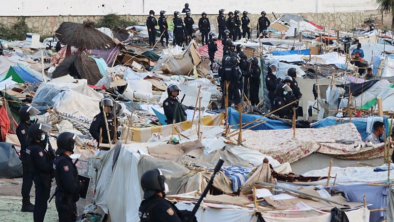 La Policía desaloja a los inmigrantes que estaban asentados en los alrededores de la planta desalinizadora de Ceuta