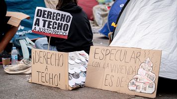 EuropaPress_7803863_numerosas_personas_pancartas_lemas_derecho_techo_concentran_tiendas_campana (1)