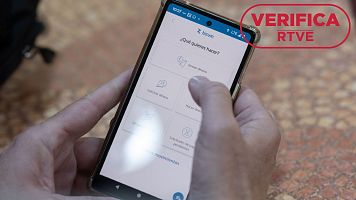 Una persona utilizando la aplicaci�n de Bizum, con sello ?VerificaRTVE?.