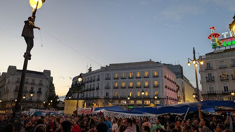 Expectación y escepticismo ante el decreto de vivienda en la tercera noche en Sol: "Esto no se acaba aquí"