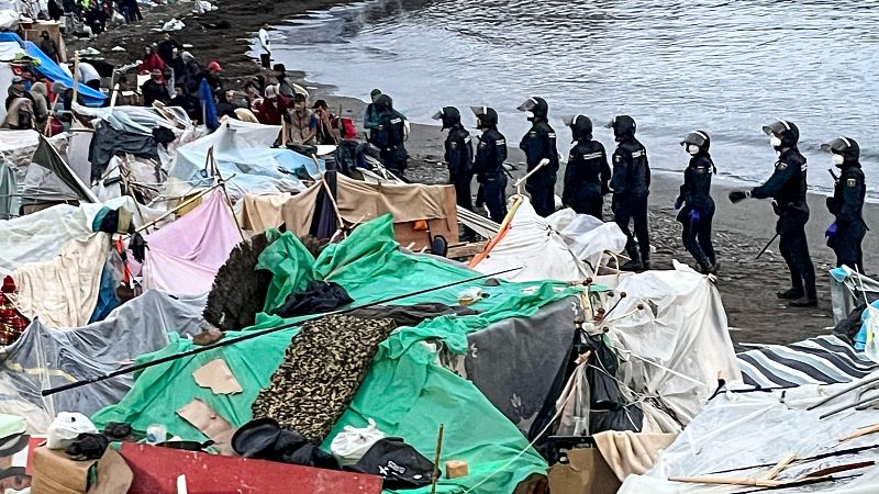 La Policía desaloja en Ceuta la playa de Benítez con el traslado de cientos de migrantes