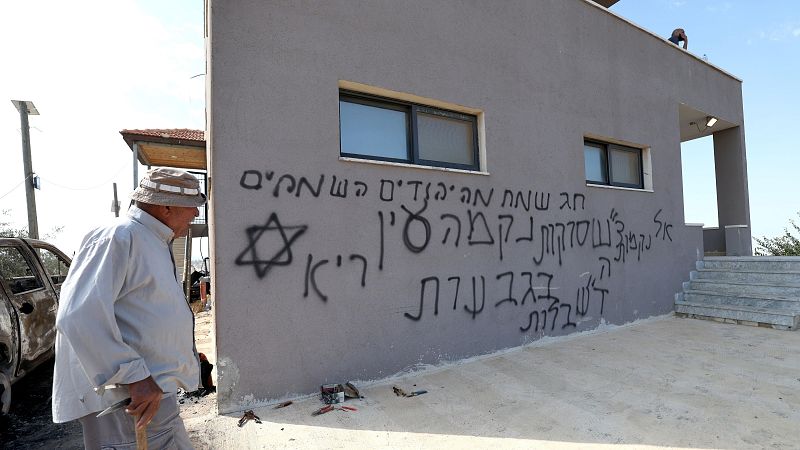 Un centenar de colonos ataca una aldea para impedir el regreso de una familia palestina y choca con el Ejército israelí