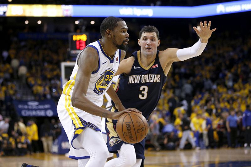 Warriors comienza su defensa del título con una exhibición ante Pelicans