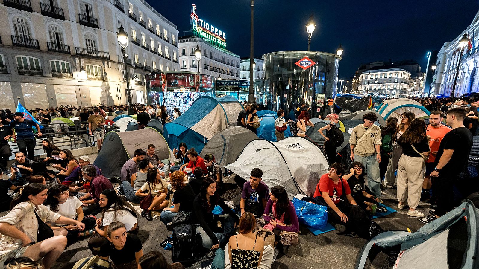 Decenas de personas continúan acampadas en la Puerta del Sol tras aprobar el Gobierno los decretos sobre vivienda