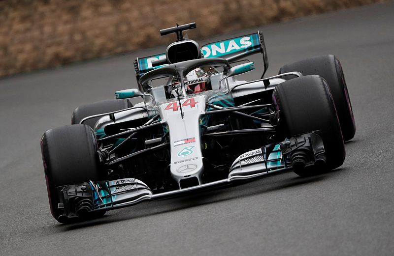 Hamilton gana en Azerbaiyán tras un pinchazo de Bottas