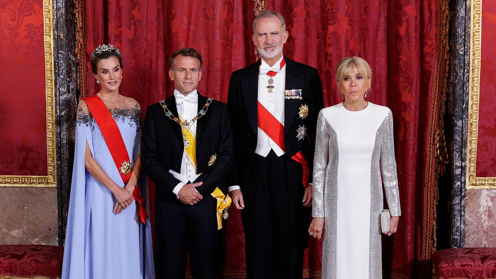 El presidente francés, Emmanuel Macron, y su esposa, Brigitte Macron, posan junto a los reyes de España, Felipe VI y Letizia