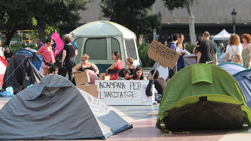 L’acampada per l’habitatge manté la pressió a plaça Catalunya