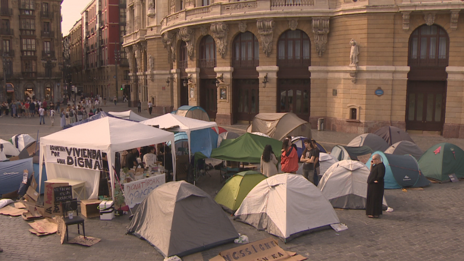 Ya son una treintena las tiendas en la acampada por la vivienda de Bilbao