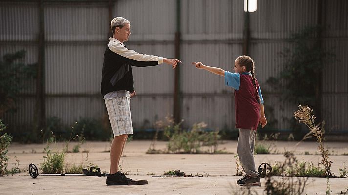 Harris Dickinson y Lola Campbell en 'Scrapper'