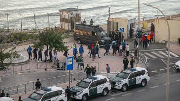 Efectivos de la Guardia Civil, Polic�a Nacional y Ej�rcito vigilan la frontera del Tarajal, en Ceuta.