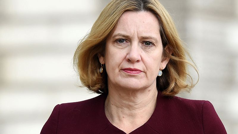 Dimite la ministra del Interior británica tras la polémica sobre las cuotas de expulsión de inmigrantes