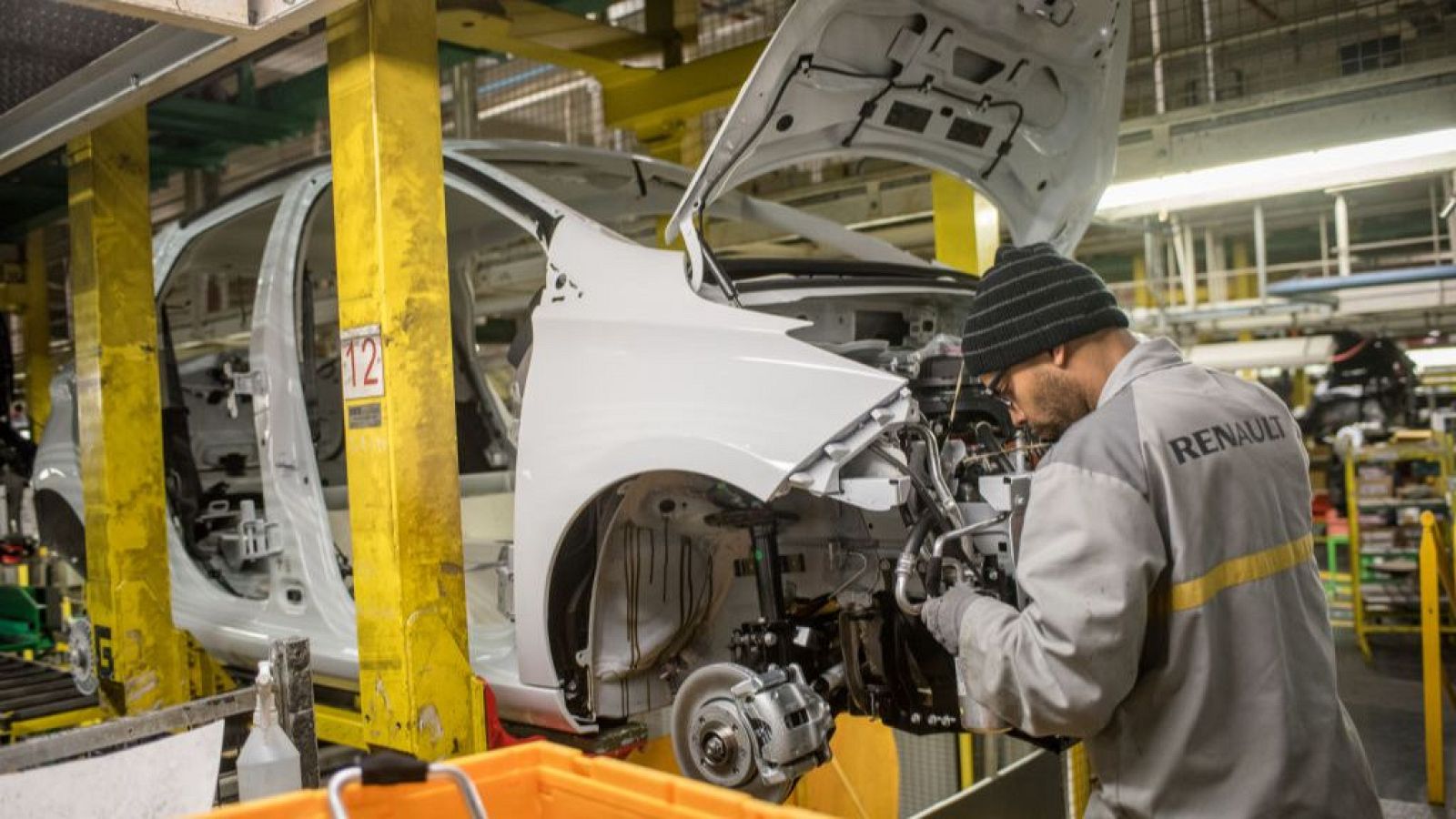 Un operario de Renault trabaja sobre un modelo de coche