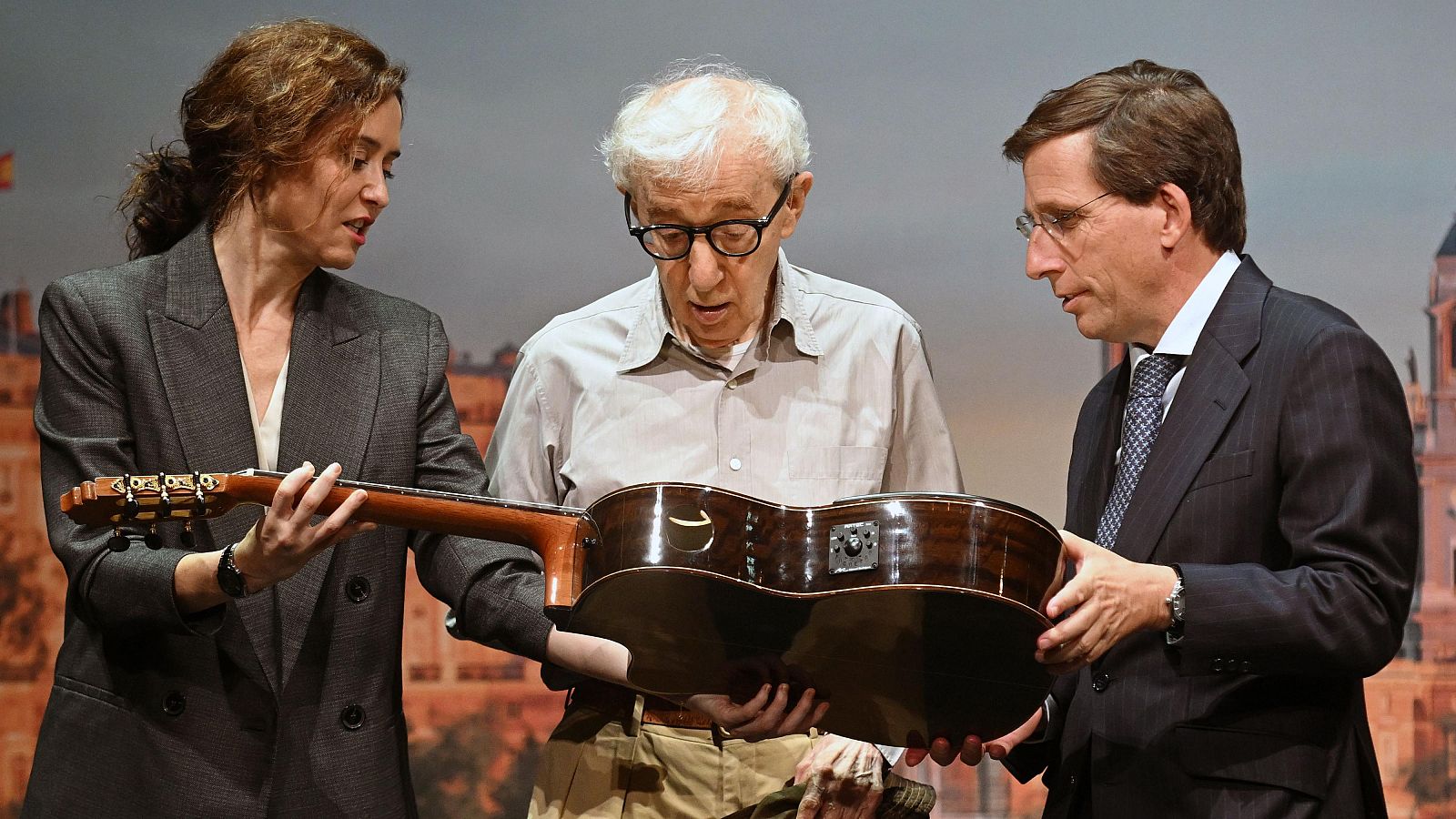 Isabel Díaz Ayuso, Woody Allen y José Luis Martínez-Almeida, en la presentación de la nueva película del director en Madrid.