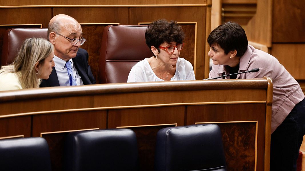 La ministra de Vivienda, Isabel Rodr�guez conversa con la diputada del PNV, Maribel Vaquero durante la sesi�n de control al Gobierno, este mi�rcoles en el Congreso