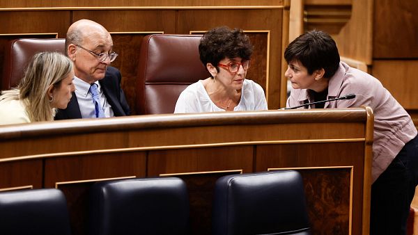 La ministra de Vivienda, Isabel Rodr�guez conversa con la diputada del PNV, Maribel Vaquero durante la sesi�n de control al Gobierno, este mi�rcoles en el Congreso