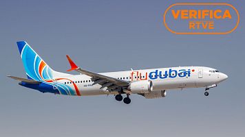 Avi�n Boeing 737 MAX 8 de FlyDubai en el aeropuerto de Dubai, en Emiratos �rabes Unidos con sello VerificaRTVE