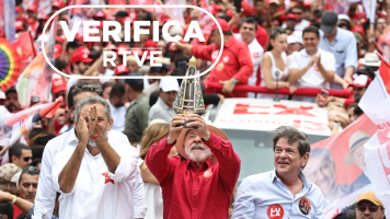 Lula sostiene una imagen de la Virgen de Aparecida durante un acto de campa�a.