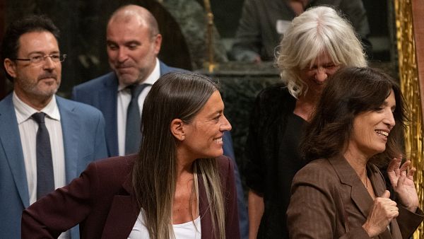 La portavoz de Junts en el Congreso, Miriam Nogueras (i), a su salida de una sesi�n plenaria en el Congreso de los Diputados, a 29 de septiembre de 2026, en Madrid (Espa�a)