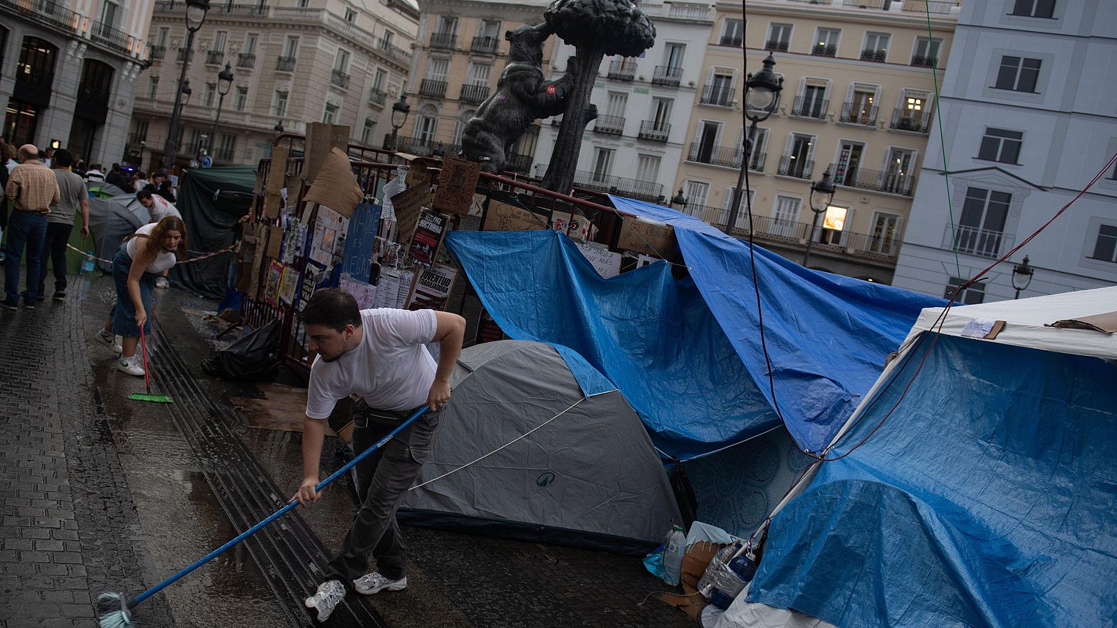 La acampada en Sol continúa en medio de las protestas