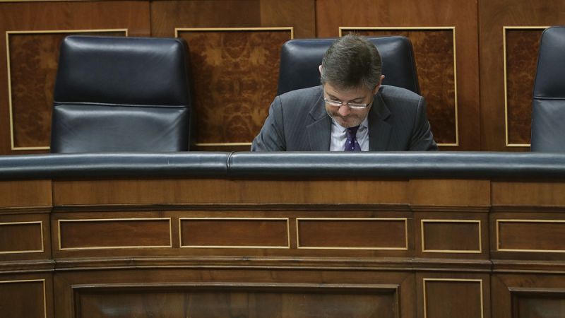 Todas las asociaciones de jueces y fiscales piden la dimisión de Catalá por sus críticas a un juez de 'La Manada'