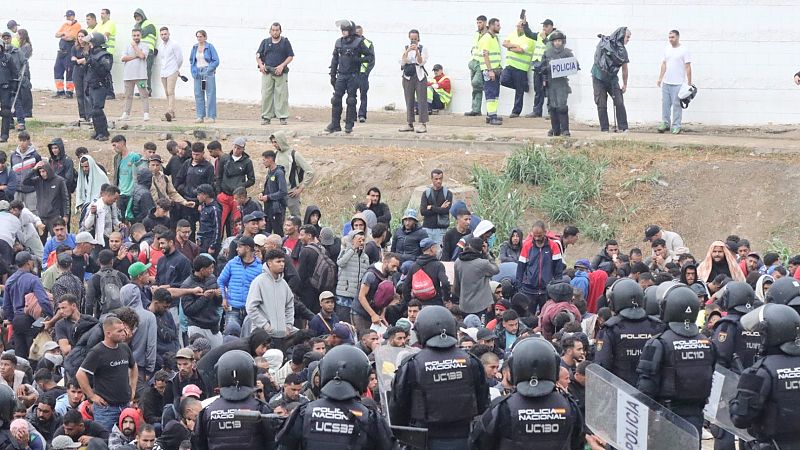 La Policía Nacional realoja 1.100 migrantes del asentamiento de la playa del Trampolín, en Ceuta
