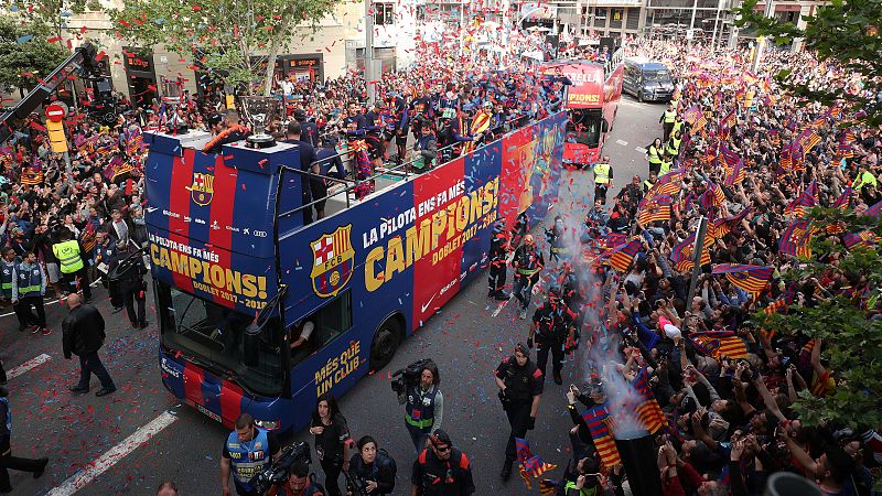 El FC Barcelona se da un baño de masas por el doblete